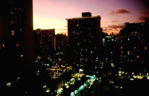 Honolulu sunset.jpg (117087 bytes)