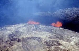 lava lake2.jpg (160863 bytes)