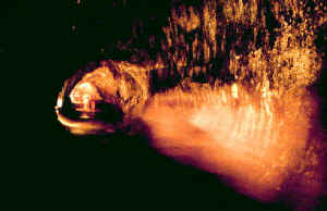 lava tube.jpg (175957 bytes)