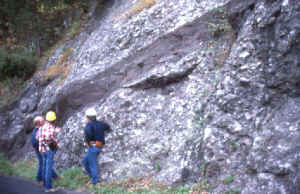 ft1_stop3_outcrop_conglomerate.jpg (218177 bytes)