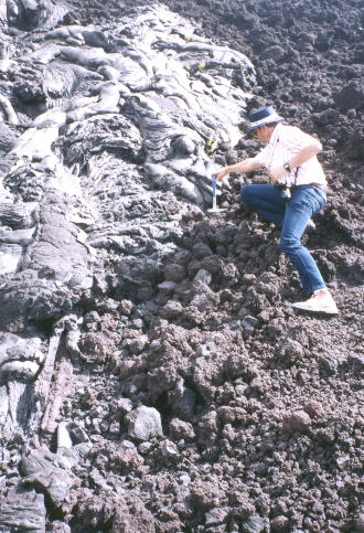 Hawaii lava flows: pahoehe and aa