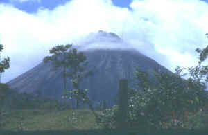 Arenal_and_clouds.jpg (121928 bytes)