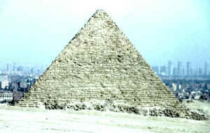Cairo_with_pyramid.jpg (183411 bytes)