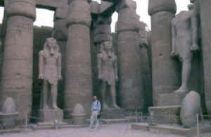 Luxor_temple.jpg (126312 bytes)