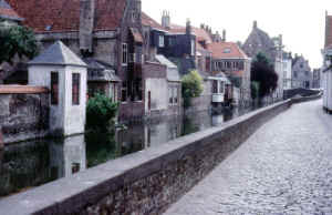 Bruges canal.jpg (177036 bytes)