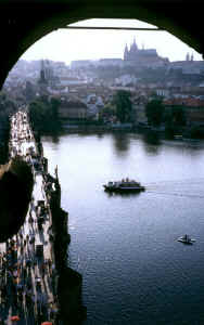 Prague river bridge.jpg (397631 bytes)