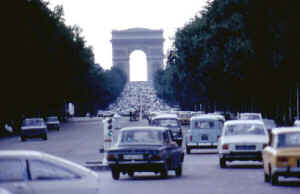 Paris main street.jpg (126180 bytes)