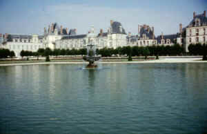 Versailles.jpg (151273 bytes)