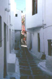 Mykonos passageway3.jpg (296432 bytes)