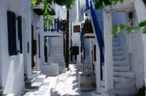 Mykonos passageway.jpg (155684 bytes)