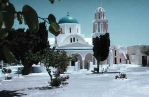 Santorini church.jpg (153781 bytes)