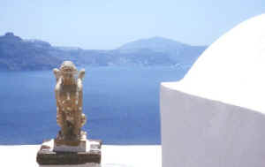 Santorini statue.jpg (61501 bytes)