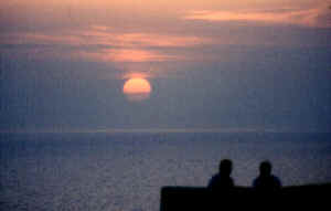 Santorini sunset persons.jpg (92975 bytes)
