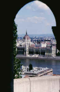 Budapest government.jpg (265512 bytes)